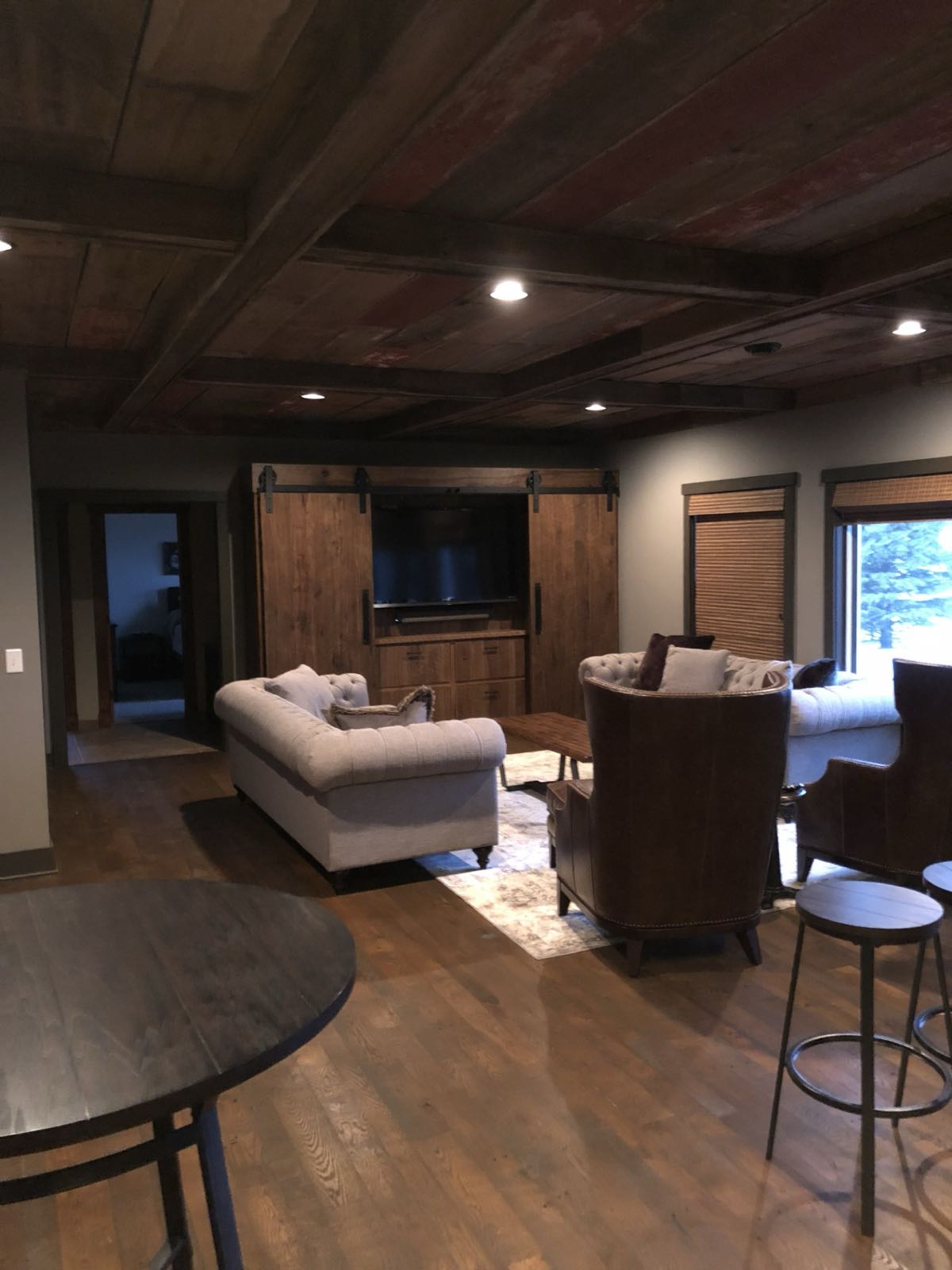 Barnwood-beam ceiling in the lounge